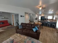Highway 2 Modern Cottage - 4성급