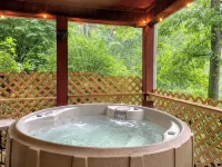 Secluded Mountain Cabin by the New River l Hot Tub + Game Room l Pet-Friendly - 2-Star
