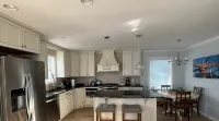 A cozy house that sleeps 10 just a few blocks from the beach - Wifi
