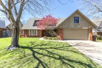 Comfy Hangout House - Sleeps 16 - Pool & Hot Tub! -  Privatzimmer