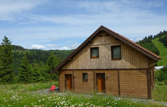 Exceptional: 4-bedroom south-facing chalet on large lot at the foot of the slopes