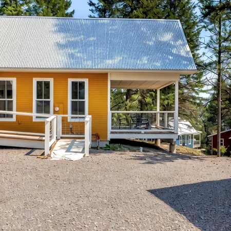 Enchanting cabin with WiFi in Lakeside