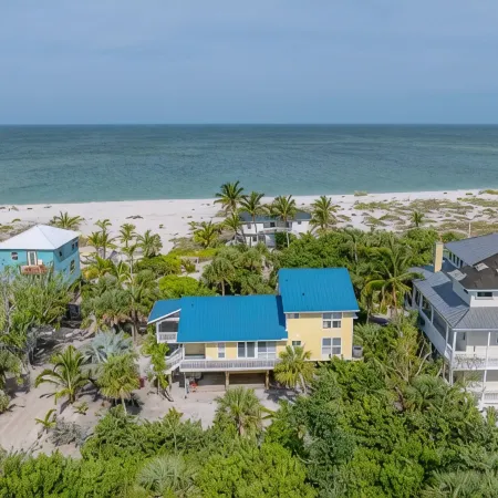 Perfect Placement, A beautiful beachfront home Hotele w: Captiva
