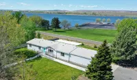 Quick walk to Columbia River access - Wifi