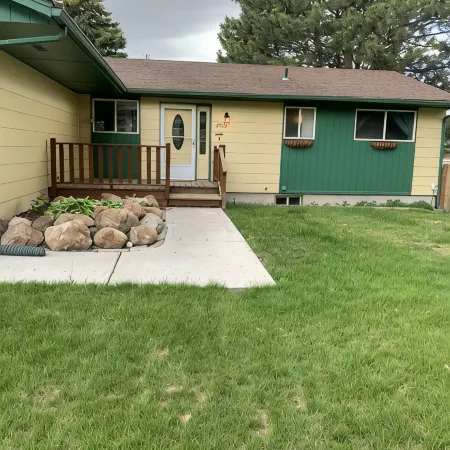 Sunny Days! Room for everyone and Pet-Friendly!