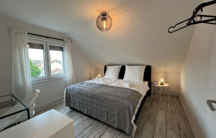 BlackNCozy - Design apartment with box-spring bed and balcony
