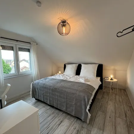 BlackNCozy - Design apartment with box-spring bed and balcony