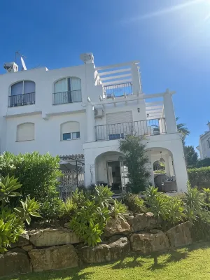Lovely 3 bed 3 bath end villa with pool and beautiful port in Duquesa - 무료 와이파이