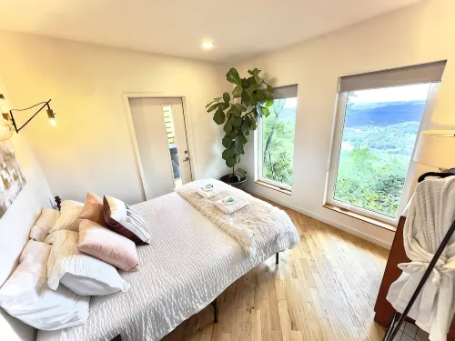 Two Bedroom Modern Tiny House with Bluff Views, Huge Windows! - Wifi