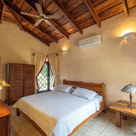 Beautiful Villa, Private Pool, Amazing Gardens! Walkable 5 Bedrooms