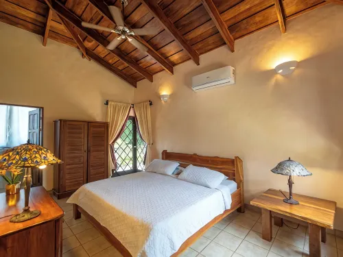Beautiful Villa, Private Pool, Amazing Gardens! Walkable 5 Bedrooms - balcony