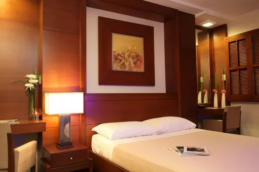 Amorsolo Mansion Hotels near Washington SyCip Park