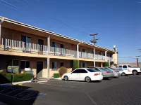 Star Inn on Route 66, Barstow - parking