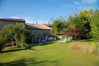 Les Portails Bleus Hotel a La Vineuse