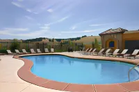Holiday Inn Express & Suites EL DORADO HILLS by IHG - Parking