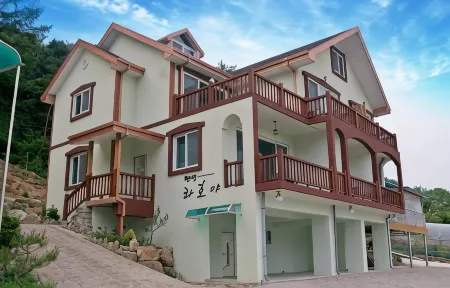 LaHoya Pension Отели рядом с достопримечательностью «Чхунчхон»