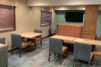 Super 8 by Wyndham Lincoln West