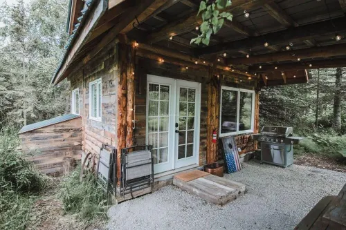 Relax at this cozy, well appointed cabin located in sunny Knik, Alaska.