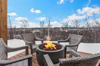 Cozy Bluff Getaway  with Hot Tub Hotels in Wasilla
