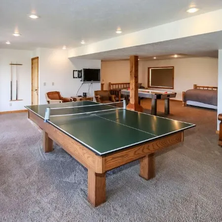 PINEVIEW LAKE LODGE- 6 bed 4.5 bath minutes from Snowbasin Ski Resort.