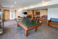 PINEVIEW LAKE LODGE- 6 bed 4.5 bath minutes from Snowbasin Ski Resort.