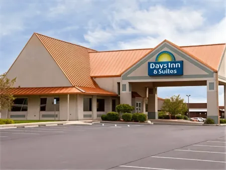 Days Inn & Suites by Wyndham Kokomo Отели в г. Howard County