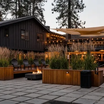 The Coachman Hotel Отели рядом с достопримечательностью «Эль Дорадо Бич»