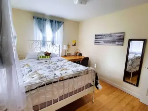 5 Star Room/Close to Town Center and Everything/5 Min Walk Metro