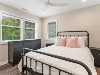 Beach House Lake Shore Road steps to Miller Beach access. 4 bedrm4 bathroom Hotels in Chikaming Township