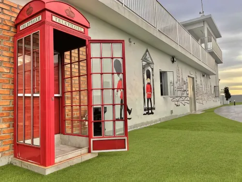 The Venus - Spacious Wooden Top Floor Apartment Hotels in Manjung