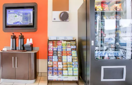 Motel 6 Coos Bay, or Отели рядом с достопримечательностью «Sky Bar»