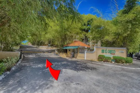 Ocean View Penthouse on the Hip Strip Montego Bay Отели рядом с Аэропорт Монтего-Бей Сангстер