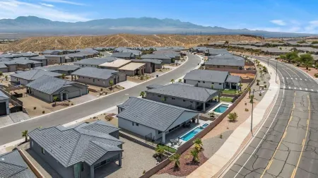 Game Room • Heated Pool & Spa • Fire Pit • Putting Green • Outdoor TV Отели рядом с достопримечательностью «Splash Pad»