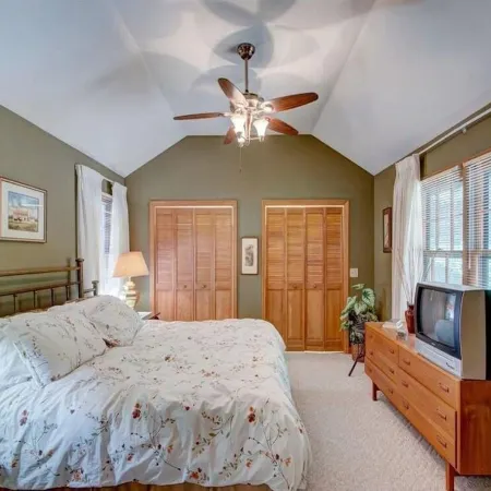 Carson's Run on Cedar Mountain--Cozy retreat with spectacular mountain views.