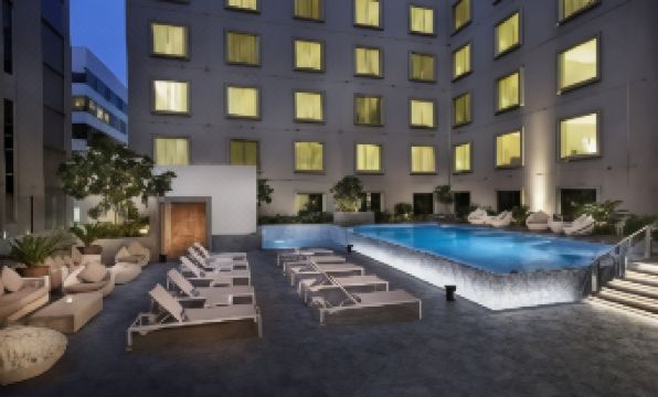 Hilton Garden Inn Dubai, Mall Avenue