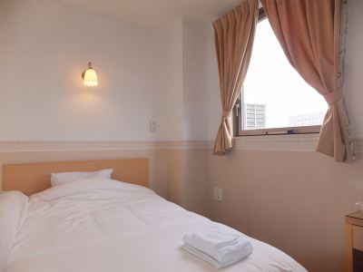 新館シングルルーム(浴室付き、シティビュー) キヨナミホテルの写真