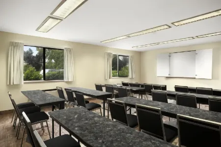 Spark by Hilton Kent Seattle Отели рядом с достопримечательностью «Holy Spirit Catholic Church»