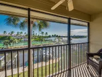 Waterfront condo with easy water access to world class fishing and sightseeing. Hotels in Bokeelia