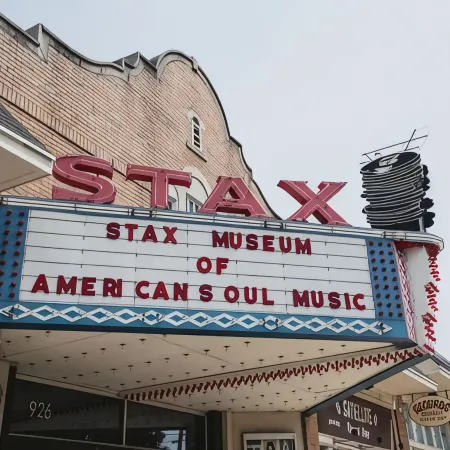 Downton Memphis 5 min walk to Fedex Forum and Beale St. - Completely renovated.
