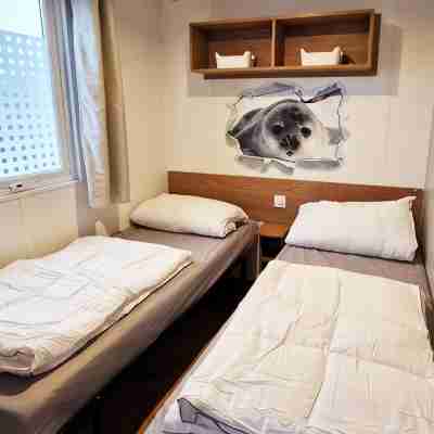 Zeeland Chaletje in Oostkapelle on a family-friendly park Rooms