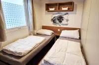 Zeeland Chaletje in Oostkapelle on a family-friendly park - 2-Star