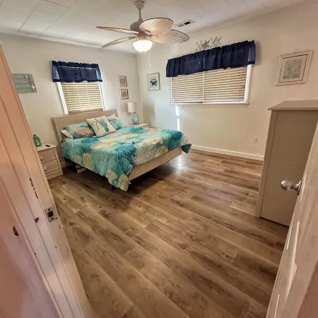 Steps to the Beach Pet friendlyHouse. Pool & hot tub! 3 minute walk to beach!