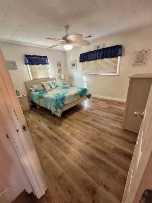 Steps to the Beach Pet friendlyHouse. Pool & hot tub! 3 minute walk to beach! - Swimmingpools