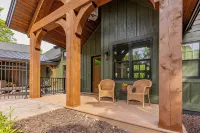 Private lakeside retreat with pool, hot tub, and sauna - Hytter