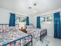 Tranquil Oaks Near Lake & Raceway w/Tesla Charger & Family Games Included! Hotels in Sebring