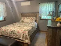 Quaint 2-bedroom House on Lily Pond w/Access to Lake St Catherine. Heat/AC/Wifi Hotels in Poultney