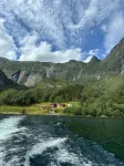 Original fjord house in its own beautiful fjord arm of the Sognefjord - Homestays