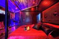 New Sexy Red Room - Outdoor Movie - Spa - Sauna - 4-Star