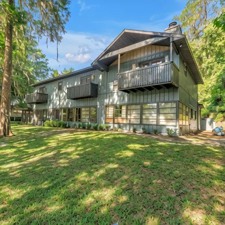Rainbow River Mid-Century Estate Sleeps 20+ People and Guarantees Unlimited Fun!