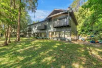 Rainbow River Mid-Century Estate Sleeps 20+ People and Guarantees Unlimited Fun! - Wifi